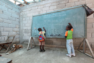 Leogane  Haiti  Kinder malen an eine Tafel im Schulunterricht