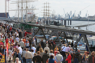 Hamburg  Deutschland  Besucher des Hamburger Hafens an den Landungsbruecken