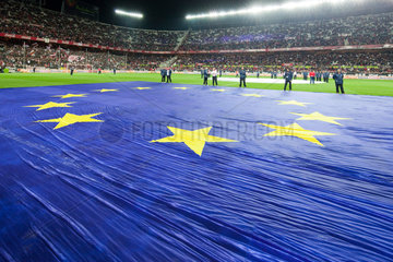 Sevilla  Spanien  grosse Europafahne auf dem Spielfeld des Sanchez Pizjuan-Stadions