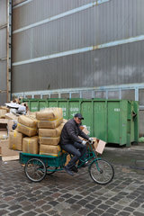 Budapest  Ungarn  Chinese transportiert Kartons auf einer Rikscha