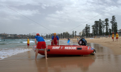 Sydney  Australien  Rettungsschwimmer mit ihrem Boot am Strand von Manly