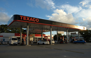 Holetown  Barbados  eine Tankstelle des Mineraloelkonzerns Texaco