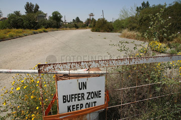 Nikosia  Zypern  Schild an einem Zaun mit der Aufschrift UN Buffer Zone Keep Out