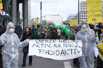 Berlin  Deutschland  Demonstranten auf der Anti-Atom-Demo am Potsdamer Platz