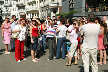 Karlsbad  Tschechische Republik  Touristengruppe bei einer Stadtfuehrung