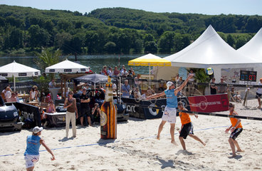 Essen  Deutschland  junge Maenner spielen Beachvolleyball am Baldeneysee