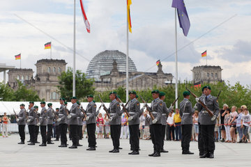 Berlin  Deutschland  Soldaten des Wachbataillon exerzieren im Ehrenhof des Bundeskanzleramtes
