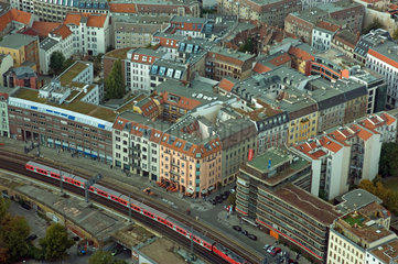 Berlin  Deutschland  Stadtansicht auf Berlin Mitte mit Schienenverkehr
