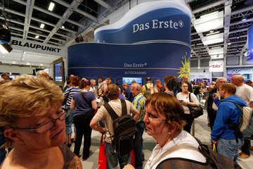 Berlin  Deutschland  Besucher am Stand von ARD auf der IFA 2014