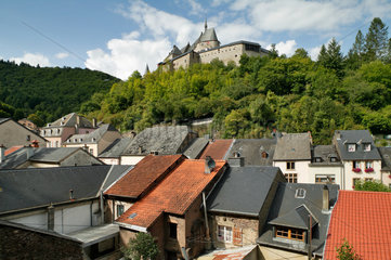 Vianden  Luxemburg  die Vianden Burg auf einem Huegel ueber der Stadt