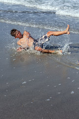 Cocoa Beach  USA  Junge stuerzt am Strand