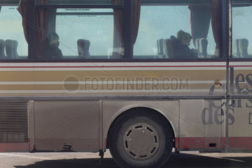 Warschau  Polen  Fahrgaeste sitzen in einem verdreckten Reisebus