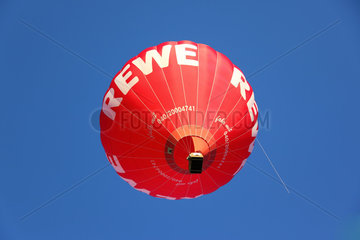 Kiel  Deutschland  ein roter Heissluftballon von Rewe