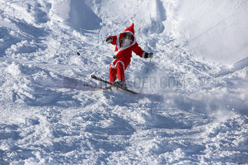 Krippenbrunn  Oesterreich  Weihnachtsmann faehrt Ski