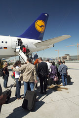 Frankfurt am Main  Deutschland  Reisende steigen in eine Maschine der Lufthansa