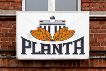 Berlin  Deutschland  Schild der Planta Tabak-Manufaktur