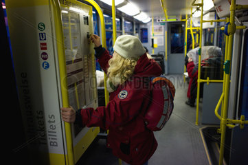Berlin  Deutschland  ein Kind auf dem Schulweg in einer Tram