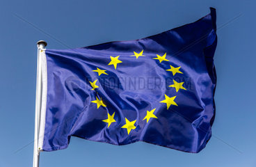 Berlin  Deutschland  Europaflagge weht im Wind