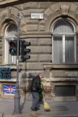 Budapest  Ungarn  Mann fegt mit einem Besen den Gehweg