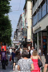 Goeteborg  Schweden  Passanten in der Oestra Hamngatan Einkaufsstrasse