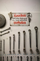 Heidenau  Deutschland  Schraubenschluessel an der Wand einer Werkstatt