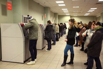Berlin  Deutschland  Kunden in der Sparkasse an Geldautomaten