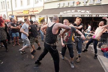 Berlin  Deutschland  Punks tanzen auf dem MyFest in Kreuzberg
