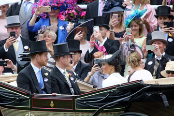 Royal Ascot  Grossbritannien  elegant gekleidete Menschen fotografieren Prinz Harry  Herzog von Sussex und seine Frau Meghan  Herzogin von Sussex