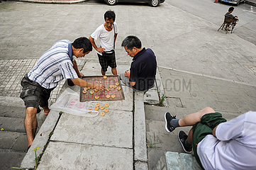 Chongqing  China  Maenner spielen Chinesisches Schach