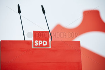 Berlin  Deutschland - Rotes Rednerpult in der SPD-Zentrale.