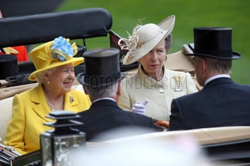 Royal Ascot  Grossbritannien  Koenigin Elizabeth die Zweite von England (links) und ihre Tochter Prinzessin Anne  The Princess Royal