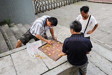 Chongqing  China  Maenner spielen Chinesisches Schach
