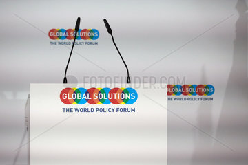 Berlin  Deutschland - Logo von Global Solutions Summit an einem Rednerpult.