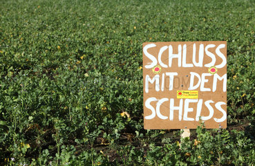 Splietau  Deutschland  Schluss mit dem Scheiss - ein Schild auf einem Feld