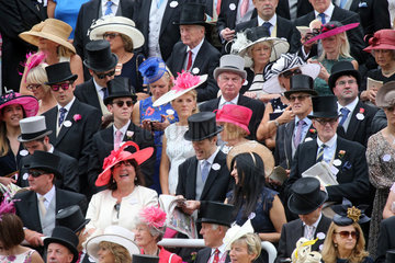 Royal Ascot  Grossbritannien  elegant gekleidete Menschen auf der Galopprennbahn Royal Ascot