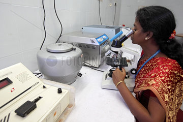 Mettupalayam  Indien  Laborantin in der Gesundheitsstation des Life Help Centre for the Handicapped