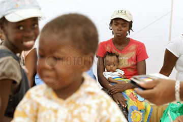 Carrefour  Haiti  Mutter mit Kind im Wartebereich fuer Patienten