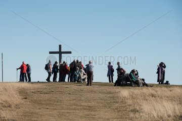 Schoenau  Deutschland  Menschen am Gipfelkreuz auf dem Belchen