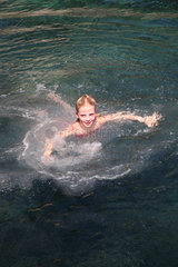 Canyamel  Spanien  ein Maedchen schwimmt im Meer