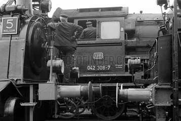 Stolberg  BRD  Bahnmitarbeiter auf einer Dampflok
