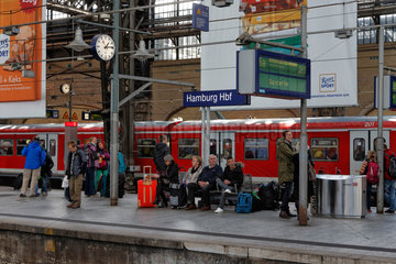 Hamburg  Deutschland  wartende Fahrgaeste auf einem Bahnsteig im Hamburger Hauptbahnhof