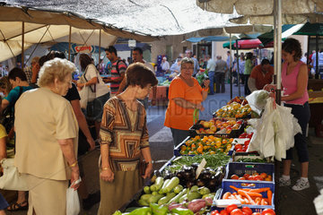 Inca  Mallorca  Spanien  Frauen begutachten das Angebot auf einem Wochenmarkt