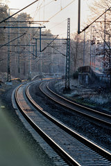 Berlin  Deutschland  Gleise der Wetzlarer Bahn im Gegenlicht