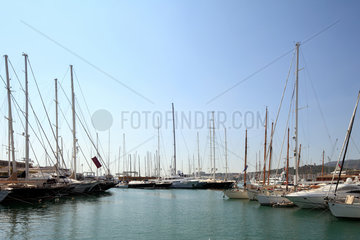 Palma  Spanien  Segelschiffe im Hafen von Palma de Mallorca