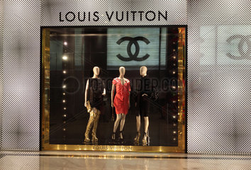 Hong Kong  China  Logo von Coco Chanel spiegelt sich in einem Schaufenster von Louis Vuitton