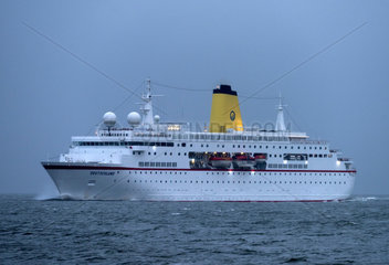 Cuxhaven  Deutschland  Kreuzfahrtschiff MS Deutschland faehrt von der Elbe in die Nordsee