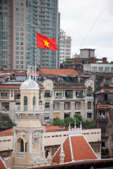 Ho-Chi-Minh-Stadt  Vietnam  die Nationalflagge auf dem Rathaus