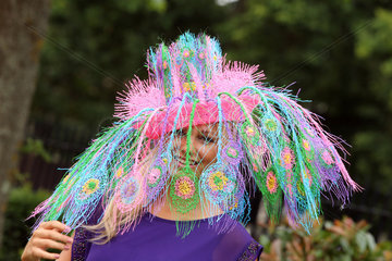 Ascot  Grossbritannien  Frau mit skurrilem Hut beim Pferderennen