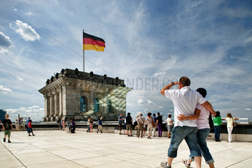 Berlin  Deutschland  Touristen auf der Besucherplattform des Reichstages