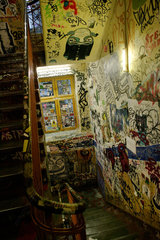 Berlin  Deutschland  mit Graffiti bespruehtes Treppenhaus im Haus Schwarzenberg